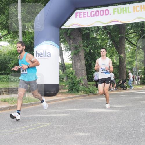 29.06.2025 - hella hamburg halbmarathon KatJ http://msf.ph/oto/8292257 29.06.2025 10:13:04 Zwischen KM18-KM19 4128, 4571 meine-sportfotos.de