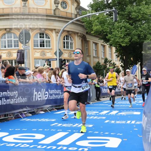 29.06.2025 - hella hamburg halbmarathon Strokosch-Dieckow http://msf.ph/oto/8292262 29.06.2025 10:50:27 Ziel 1750, 3414, 4127, 4247, 5447, 6282, 6795, 7397, 8153, 8576, 8899, 11214, 11455, 12035, 12624, 13812, 14034, 14626, 15803, 16806, 17179, 17247, 17319, 18006, 18394 meine-sportfotos.de