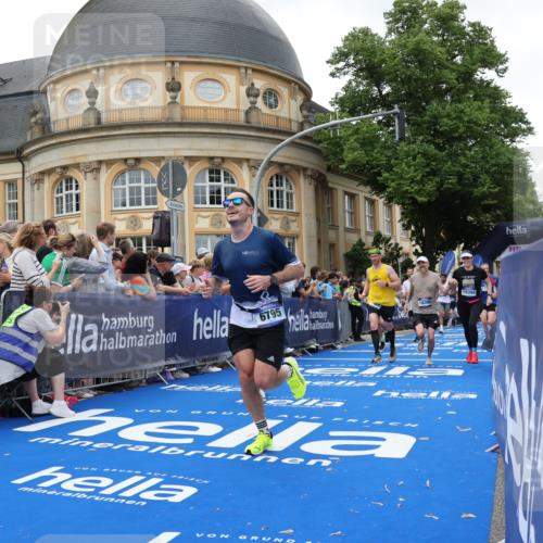 29.06.2025 - hella hamburg halbmarathon Strokosch-Dieckow http://msf.ph/oto/8292275 29.06.2025 10:50:27 Ziel 1750, 3414, 4127, 4247, 5447, 6282, 6795, 7397, 8153, 8576, 8899, 11214, 11455, 12035, 12624, 13812, 14034, 14626, 15803, 16806, 17179, 17247, 17319, 18006, 18394 meine-sportfotos.de