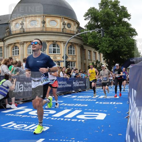 29.06.2025 - hella hamburg halbmarathon Strokosch-Dieckow http://msf.ph/oto/8292286 29.06.2025 10:50:28 Ziel 1750, 3414, 4127, 4247, 5447, 6282, 6795, 7397, 8153, 8576, 8899, 11214, 11455, 12035, 12624, 13812, 14626, 15803, 16806, 17179, 17247, 17319, 18006, 18394 meine-sportfotos.de