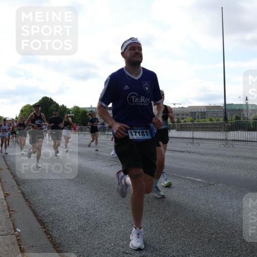 29.06.2025 - hella hamburg halbmarathon Lena Gebhardt http://msf.ph/oto/8292300 29.06.2025 09:58:52 Lombardsbrücke 1549, 17181, 1995, 1285, 1410, 1485, 1715, 1719, 1727, 1946, 1951, 1972, 2029, 2518, 2656, 2741, 2840, 2883, 2907, 2911, 3037, 3041, 3097, 3334, 3819, 3859, 3952, 4120, 4152, 4167, 5077, 5084, 5259, 5378, 5391, 5894, 6294, 6399, 6433, 6592, 6629, 6657, 6759, 6877, 7082, 7232, 7369, 7716, 7732, 7864, 8068, 8322, 8393, 8639, 8721, 8772, 8798, 8825, 9655, 9727, 9770, 9884, 10488 meine-sportfotos.de
