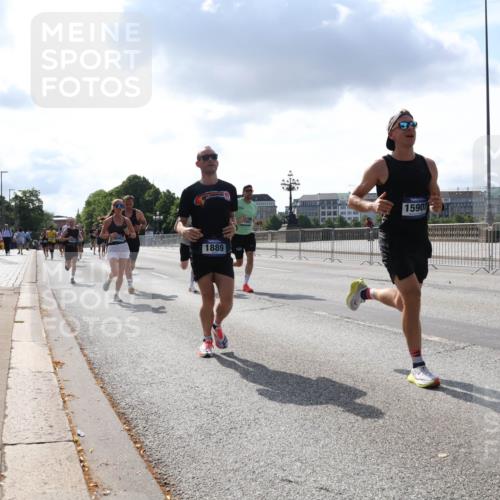 29.06.2025 - hella hamburg halbmarathon Lena Gebhardt http://msf.ph/oto/8292304 29.06.2025 09:46:30 Lombardsbrücke 16957, 1889, 15902, 1344, 1889, 2243, 2525, 3809, 3843, 3955, 4477, 4812, 4944, 5042, 5048, 5152, 6169, 6495, 6683, 7055, 7534, 7628, 7845, 7901, 8312, 8784, 8864, 8956, 9345, 10298, 10453, 10865, 10927, 10929, 11199, 11230, 11282, 11304, 11661, 11833, 12447, 12987, 13252, 13617, 13961, 14276, 14293, 14310, 15115, 15391, 15689, 15902, 16065, 16140, 16243, 16507, 16580, 16811, 16931, 16957, 17213, 17768 meine-sportfotos.de