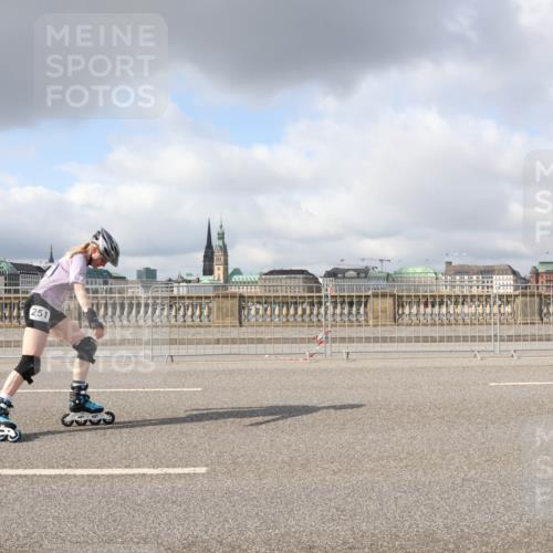 29.06.2025 - hella hamburg halbmarathon Lena Gebhardt http://msf.ph/oto/8292334 29.06.2025 09:05:50 Lombardsbrücke  meine-sportfotos.de