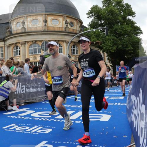 29.06.2025 - hella hamburg halbmarathon Strokosch-Dieckow http://msf.ph/oto/8292345 29.06.2025 10:50:29 Ziel 1399, 1750, 3414, 4127, 4247, 4346, 5447, 6282, 6795, 7397, 7786, 8153, 8576, 8899, 9057, 11214, 11455, 12035, 12624, 13812, 14626, 15519, 15803, 16806, 17179, 17247, 17319, 18006, 18394 meine-sportfotos.de