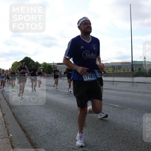 29.06.2025 - hella hamburg halbmarathon Lena Gebhardt http://msf.ph/oto/8292348 29.06.2025 09:58:52 Lombardsbrücke 5729, 17181, 1976, 1285, 1410, 1485, 1715, 1719, 1727, 1946, 1951, 1972, 2029, 2518, 2656, 2741, 2840, 2883, 2907, 2911, 3037, 3041, 3097, 3334, 3819, 3859, 3952, 4120, 4152, 4167, 5077, 5084, 5259, 5378, 5391, 5894, 6294, 6399, 6433, 6592, 6629, 6657, 6759, 6877, 7082, 7232, 7369, 7716, 7732, 7864, 8068, 8322, 8393, 8639, 8721, 8772, 8798, 8825, 9655, 9727, 9770, 9884, 10488 meine-sportfotos.de