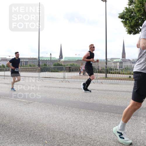 29.06.2025 - hella hamburg halbmarathon Lena Gebhardt http://msf.ph/oto/8292362 29.06.2025 10:21:20 Lombardsbrücke 14519, 684, 1028, 1072, 1266, 1401, 1658, 2271, 2383, 2635, 2815, 2956, 2986, 3122, 3161, 3453, 3770, 3813, 3817, 3825, 3826, 4082, 4350, 4697, 4786, 5041, 5061, 5122, 5373, 5395, 5412, 5493, 5759, 5767, 6103, 6275, 6308, 6844, 7228, 7375, 7522, 7553, 7608, 7781, 8095, 8286, 8724, 8726, 8844, 9005, 9011, 9100, 9108, 9236, 9369, 9483, 9499, 9501, 9532, 9624, 10374, 10585, 10602, 10874, 11698, 12175, 12694, 13057, 13508 meine-sportfotos.de