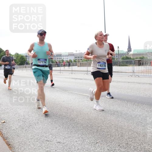 29.06.2025 - hella hamburg halbmarathon Lena Gebhardt http://msf.ph/oto/8292376 29.06.2025 10:11:53 Lombardsbrücke 1062, 1328, 1531, 1790, 1866, 1992, 3363, 4227, 5379, 5605, 7571, 8115, 8807, 8810, 9191, 9428, 10042, 10409, 10428, 11321, 11507, 11525, 11537, 11581, 11917, 12473, 13171, 13177, 13203, 13542, 13939, 13958, 14008, 14060, 14196, 14384, 15137, 15797, 15945, 16976, 17080, 17638, 17774, 17866, 18261, 18278, 18395, 18429, 18655 meine-sportfotos.de