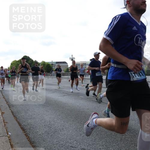 29.06.2025 - hella hamburg halbmarathon Lena Gebhardt http://msf.ph/oto/8292390 29.06.2025 09:58:53 Lombardsbrücke 5497, 1410, 17387, 1999, 1285, 1410, 1485, 1715, 1719, 1727, 1946, 1951, 1972, 2029, 2518, 2656, 2741, 2840, 2883, 2907, 2911, 3037, 3041, 3097, 3334, 3715, 3819, 3859, 3952, 4120, 4152, 4167, 5077, 5084, 5259, 5378, 5391, 5894, 6294, 6399, 6433, 6592, 6629, 6657, 6759, 6877, 7033, 7082, 7232, 7369, 7716, 7732, 7864, 8068, 8322, 8393, 8639, 8721, 8772, 8798, 9655, 9727, 9770, 9884, 10488 meine-sportfotos.de