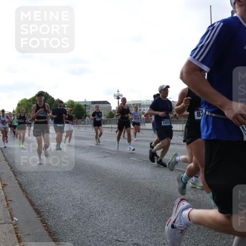 29.06.2025 - hella hamburg halbmarathon Lena Gebhardt http://msf.ph/oto/8292406 29.06.2025 09:58:53 Lombardsbrücke 18467, 15497, 1410, 87, 7761, 199, 1285, 1410, 1485, 1715, 1719, 1727, 1946, 1951, 1972, 2029, 2518, 2656, 2741, 2840, 2883, 2907, 2911, 3037, 3041, 3097, 3334, 3715, 3819, 3859, 3952, 4120, 4152, 4167, 5077, 5084, 5259, 5378, 5391, 5894, 6294, 6399, 6433, 6592, 6629, 6657, 6759, 6877, 7033, 7082, 7232, 7369, 7716, 7732, 7864, 8068, 8322, 8393, 8639, 8721, 8772, 8798, 9655, 9727, 9770, 9884, 10488 meine-sportfotos.de