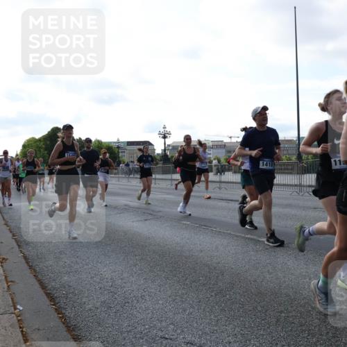 29.06.2025 - hella hamburg halbmarathon Lena Gebhardt http://msf.ph/oto/8292427 29.06.2025 09:58:53 Lombardsbrücke 8720, 11, 832, 1285, 1410, 1485, 1715, 1719, 1727, 1946, 1951, 1972, 2029, 2518, 2656, 2741, 2840, 2883, 2907, 2911, 3037, 3041, 3097, 3334, 3715, 3819, 3859, 3952, 4120, 4152, 4167, 5077, 5084, 5259, 5378, 5391, 5894, 6294, 6399, 6433, 6592, 6629, 6657, 6759, 6877, 7033, 7082, 7232, 7369, 7716, 7732, 7864, 8068, 8322, 8393, 8639, 8721, 8772, 8798, 9655, 9727, 9770, 9884, 10488 meine-sportfotos.de