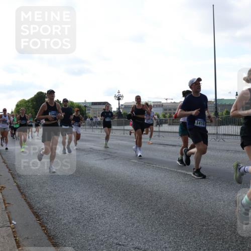 29.06.2025 - hella hamburg halbmarathon Lena Gebhardt http://msf.ph/oto/8292466 29.06.2025 09:58:53 Lombardsbrücke 15497, 8721, 121, 1410, 11976, 832, 1285, 1410, 1485, 1715, 1719, 1727, 1946, 1951, 1972, 2029, 2518, 2656, 2741, 2840, 2883, 2907, 2911, 3037, 3041, 3097, 3334, 3715, 3819, 3859, 3952, 4120, 4152, 4167, 5077, 5084, 5259, 5378, 5391, 5894, 6294, 6399, 6433, 6592, 6629, 6657, 6759, 6877, 7033, 7082, 7232, 7369, 7716, 7732, 7864, 8068, 8322, 8393, 8639, 8721, 8772, 8798, 9655, 9727, 9770, 9884, 10488 meine-sportfotos.de
