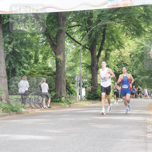 29.06.2025 - hella hamburg halbmarathon KatJ http://msf.ph/oto/8292504 29.06.2025 10:13:11 Zwischen KM18-KM19 4128, 4571 meine-sportfotos.de