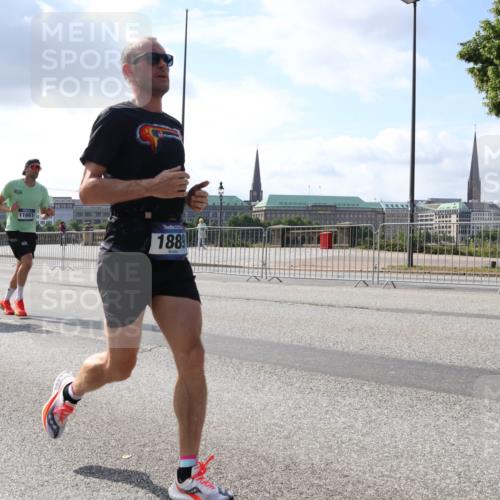 29.06.2025 - hella hamburg halbmarathon Lena Gebhardt http://msf.ph/oto/8292515 29.06.2025 09:46:31 Lombardsbrücke 14450, 11661, 1889, 1344, 1889, 2243, 2525, 3809, 3843, 3955, 4477, 4812, 4944, 5042, 5048, 5152, 6169, 6495, 6683, 7055, 7534, 7628, 7845, 7901, 8312, 8784, 8864, 8956, 9345, 10298, 10453, 10865, 10927, 10929, 11199, 11230, 11282, 11304, 11661, 11833, 12447, 12899, 12987, 13252, 13617, 13961, 14276, 14293, 14310, 15115, 15391, 15689, 15902, 16065, 16140, 16243, 16507, 16580, 16811, 16931, 16957, 17213, 17768 meine-sportfotos.de