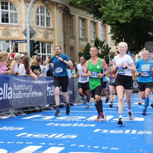 29.06.2025 - hella hamburg halbmarathon Strokosch-Dieckow http://msf.ph/oto/8292516 29.06.2025 10:50:33 Ziel 1399, 1750, 3414, 4127, 4346, 5447, 6282, 6662, 6712, 7397, 7583, 7786, 8153, 8576, 9057, 11214, 11455, 12624, 13808, 13812, 13875, 14626, 15519, 15803, 16291, 16806, 17179, 17247, 17319, 18006, 18413, 18820 meine-sportfotos.de