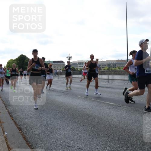29.06.2025 - hella hamburg halbmarathon Lena Gebhardt http://msf.ph/oto/8292547 29.06.2025 09:58:53 Lombardsbrücke 8467, 15497, 1410, 1285, 1410, 1485, 1715, 1719, 1727, 1946, 1951, 1972, 2029, 2518, 2656, 2741, 2840, 2883, 2907, 2911, 3037, 3041, 3097, 3334, 3715, 3819, 3859, 3952, 4120, 4152, 4167, 5077, 5084, 5259, 5378, 5391, 5894, 6294, 6399, 6433, 6592, 6629, 6657, 6759, 6877, 7033, 7082, 7232, 7369, 7716, 7732, 7864, 8068, 8322, 8393, 8639, 8721, 8772, 8798, 9655, 9727, 9770, 9884, 10488 meine-sportfotos.de