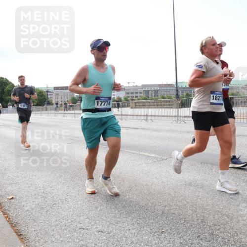 29.06.2025 - hella hamburg halbmarathon Lena Gebhardt http://msf.ph/oto/8292550 29.06.2025 10:11:53 Lombardsbrücke 1062, 1328, 1531, 1790, 1866, 1992, 3363, 4227, 5379, 5605, 7571, 8115, 8807, 8810, 9191, 9428, 10042, 10409, 10428, 11321, 11507, 11525, 11537, 11581, 11917, 12473, 13171, 13177, 13203, 13542, 13939, 13958, 14008, 14060, 14196, 14384, 15137, 15797, 15945, 16976, 17080, 17638, 17774, 17866, 18261, 18278, 18395, 18429, 18655 meine-sportfotos.de