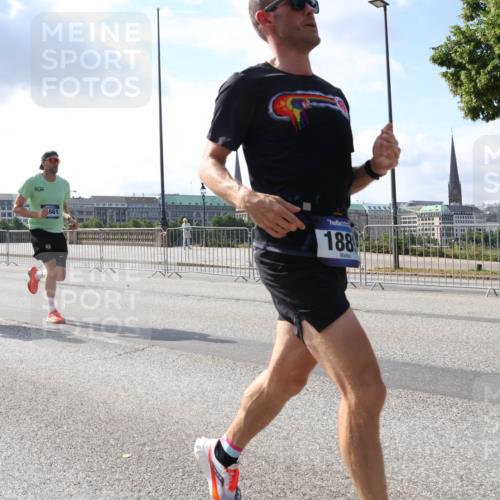 29.06.2025 - hella hamburg halbmarathon Lena Gebhardt http://msf.ph/oto/8292566 29.06.2025 09:46:31 Lombardsbrücke 14450, 661, 188, 1344, 1889, 2243, 2525, 3809, 3843, 3955, 4477, 4812, 4944, 5042, 5048, 5152, 6169, 6495, 6683, 7055, 7534, 7628, 7845, 7901, 8312, 8784, 8864, 8956, 9345, 10298, 10453, 10865, 10927, 10929, 11199, 11230, 11282, 11304, 11661, 11833, 12447, 12899, 12987, 13252, 13617, 13961, 14276, 14293, 14310, 15115, 15391, 15689, 15902, 16065, 16140, 16243, 16507, 16580, 16811, 16931, 16957, 17213, 17768 meine-sportfotos.de