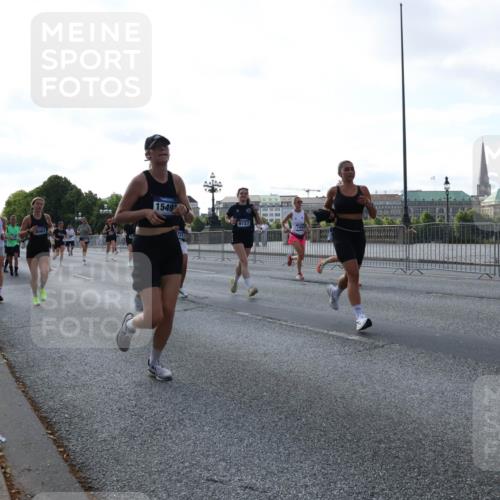 29.06.2025 - hella hamburg halbmarathon Lena Gebhardt http://msf.ph/oto/8292576 29.06.2025 09:58:54 Lombardsbrücke 18467, 15497, 721, 9727, 139, 1285, 1410, 1485, 1506, 1715, 1719, 1727, 1946, 1951, 1972, 2029, 2518, 2741, 2840, 2883, 2907, 2911, 3037, 3041, 3097, 3334, 3715, 3819, 3859, 3952, 4120, 4152, 4167, 5077, 5084, 5259, 5378, 5391, 5420, 5894, 6294, 6390, 6399, 6433, 6592, 6629, 6657, 6759, 6877, 7033, 7082, 7232, 7369, 7716, 7732, 7864, 8068, 8322, 8393, 8639, 8721, 8772, 8798, 9655, 9727, 9770, 9884, 10488 meine-sportfotos.de