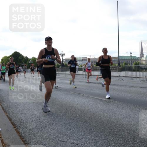 29.06.2025 - hella hamburg halbmarathon Lena Gebhardt http://msf.ph/oto/8292603 29.06.2025 09:58:54 Lombardsbrücke 18467, 1545, 9727, 1285, 1410, 1485, 1506, 1715, 1719, 1727, 1946, 1951, 1972, 2029, 2518, 2741, 2840, 2883, 2907, 2911, 3037, 3041, 3097, 3334, 3715, 3819, 3859, 3952, 4120, 4152, 4167, 5077, 5084, 5259, 5378, 5391, 5420, 5894, 6294, 6390, 6399, 6433, 6592, 6629, 6657, 6759, 6877, 7033, 7082, 7232, 7369, 7716, 7732, 7864, 8068, 8322, 8393, 8639, 8721, 8772, 8798, 9655, 9727, 9770, 9884, 10488 meine-sportfotos.de