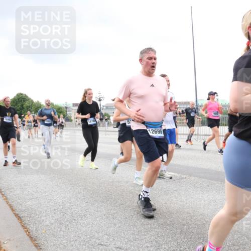 29.06.2025 - hella hamburg halbmarathon Lena Gebhardt http://msf.ph/oto/8292641 29.06.2025 10:55:54 Lombardsbrücke 12695, 1511, 1616, 1738, 1873, 1909, 1917, 2095, 2793, 3101, 3244, 3268, 4265, 4354, 4470, 4473, 4836, 4896, 5220, 5222, 5306, 5487, 5575, 5580, 5994, 6055, 6056, 6113, 6257, 6494, 6594, 6968, 7516, 7548, 7616, 7969, 8005, 8110, 8305, 8527, 8532, 8533, 8626, 8648, 9435, 9548, 9614, 9618, 9838, 9857, 9858, 9861, 9865, 9956, 10094, 10436, 10438, 10449, 10559, 10593, 10640, 10987, 11903, 11962, 11963, 12695, 12902 meine-sportfotos.de