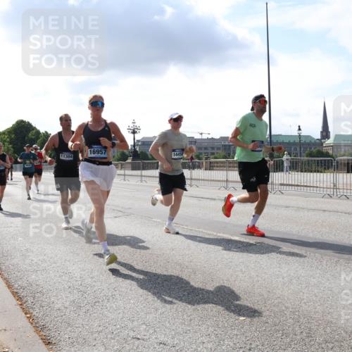 29.06.2025 - hella hamburg halbmarathon Lena Gebhardt http://msf.ph/oto/8292648 29.06.2025 09:46:32 Lombardsbrücke 16811, 4944, 11304, 16957, 1445, 1344, 1889, 2243, 2525, 3809, 3843, 3955, 4477, 4944, 5042, 5048, 5152, 6169, 6495, 6683, 7055, 7534, 7628, 7845, 7901, 8312, 8784, 8864, 8956, 9345, 10298, 10453, 10865, 10927, 10929, 11199, 11230, 11282, 11304, 11661, 11833, 12447, 12899, 12987, 13252, 13493, 13494, 13617, 13961, 14276, 14293, 14310, 15115, 15391, 15689, 15902, 16065, 16140, 16243, 16507, 16580, 16811, 16931, 16957, 17213, 17768 meine-sportfotos.de