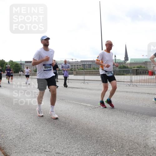 29.06.2025 - hella hamburg halbmarathon Lena Gebhardt http://msf.ph/oto/8292661 29.06.2025 10:21:21 Lombardsbrücke 8844, 684, 18176, 1028, 1072, 1266, 1401, 1658, 2271, 2383, 2635, 2815, 2956, 2986, 3122, 3161, 3453, 3770, 3813, 3817, 3825, 3826, 4082, 4350, 4697, 4786, 5041, 5061, 5122, 5373, 5395, 5412, 5493, 5759, 5767, 6103, 6275, 6308, 6844, 7228, 7375, 7522, 7553, 7608, 7781, 8095, 8286, 8724, 8726, 8844, 8896, 9005, 9011, 9100, 9108, 9236, 9369, 9483, 9499, 9501, 9532, 9624, 10374, 10585, 10602, 10874, 11698, 12175, 12694, 13057, 13508 meine-sportfotos.de