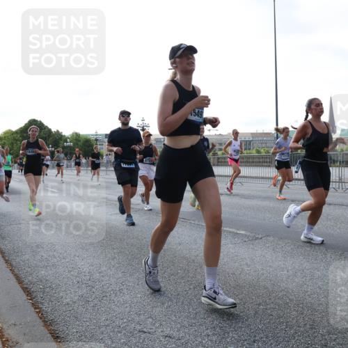 29.06.2025 - hella hamburg halbmarathon Lena Gebhardt http://msf.ph/oto/8292663 29.06.2025 09:58:54 Lombardsbrücke 1846, 17401, 872, 549, 12135, 1285, 1410, 1485, 1506, 1715, 1719, 1727, 1946, 1951, 1972, 2029, 2518, 2741, 2840, 2883, 2907, 2911, 3037, 3041, 3097, 3334, 3715, 3819, 3859, 3952, 4120, 4152, 4167, 5077, 5084, 5259, 5378, 5391, 5420, 5894, 6294, 6390, 6399, 6433, 6592, 6629, 6657, 6759, 6877, 7033, 7082, 7232, 7369, 7716, 7732, 7864, 8068, 8322, 8393, 8639, 8721, 8772, 8798, 9655, 9727, 9770, 9884, 10488 meine-sportfotos.de
