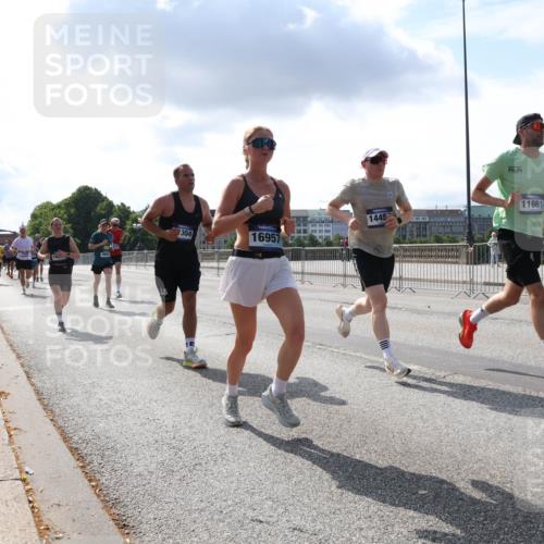 29.06.2025 - hella hamburg halbmarathon Lena Gebhardt http://msf.ph/oto/8292683 29.06.2025 09:46:32 Lombardsbrücke 1445, 1304, 16957, 11661, 388866, 1344, 1889, 2243, 2525, 3809, 3843, 3955, 4477, 4944, 5042, 5048, 5152, 6169, 6495, 6683, 7055, 7534, 7628, 7845, 7901, 8312, 8784, 8864, 8956, 9345, 10298, 10453, 10865, 10927, 10929, 11199, 11230, 11282, 11304, 11661, 11833, 12447, 12899, 12987, 13252, 13493, 13494, 13617, 13961, 14276, 14293, 14310, 15115, 15391, 15689, 15902, 16065, 16140, 16243, 16507, 16580, 16811, 16931, 16957, 17213, 17768 meine-sportfotos.de
