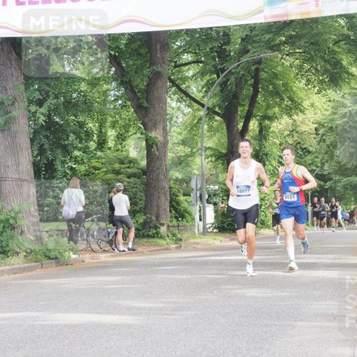 29.06.2025 - hella hamburg halbmarathon KatJ http://msf.ph/oto/8292716 29.06.2025 10:13:11 Zwischen KM18-KM19 4128, 4571 meine-sportfotos.de