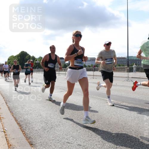 29.06.2025 - hella hamburg halbmarathon Lena Gebhardt http://msf.ph/oto/8292732 29.06.2025 09:46:32 Lombardsbrücke 11304, 16957, 14450, 1661, 1344, 1889, 2243, 2525, 3809, 3843, 3955, 4477, 4944, 5042, 5048, 5152, 6169, 6495, 6683, 7055, 7534, 7628, 7845, 7901, 8312, 8784, 8864, 8956, 9345, 10298, 10453, 10865, 10927, 10929, 11199, 11230, 11282, 11304, 11661, 11833, 12447, 12899, 12987, 13252, 13493, 13494, 13617, 13961, 14276, 14293, 14310, 15115, 15391, 15689, 15902, 16065, 16140, 16243, 16507, 16580, 16811, 16931, 16957, 17213, 17768 meine-sportfotos.de