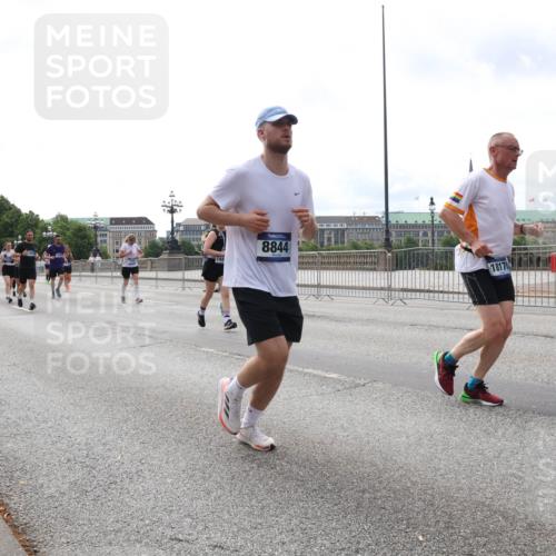 29.06.2025 - hella hamburg halbmarathon Lena Gebhardt http://msf.ph/oto/8292750 29.06.2025 10:21:21 Lombardsbrücke 8844, 18170, 1028, 1072, 1266, 1401, 1658, 2271, 2383, 2635, 2815, 2956, 2986, 3122, 3161, 3453, 3770, 3813, 3817, 3825, 3826, 4082, 4350, 4697, 4786, 5041, 5061, 5122, 5373, 5395, 5412, 5493, 5759, 5767, 6103, 6275, 6308, 6844, 7228, 7375, 7522, 7553, 7608, 7781, 8095, 8286, 8724, 8726, 8844, 8896, 9005, 9011, 9100, 9108, 9236, 9369, 9483, 9499, 9501, 9532, 9624, 10374, 10585, 10602, 10874, 11698, 12175, 12694, 13057, 13508 meine-sportfotos.de