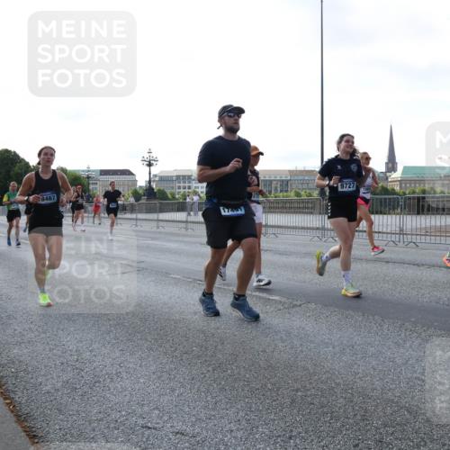29.06.2025 - hella hamburg halbmarathon Lena Gebhardt http://msf.ph/oto/8292785 29.06.2025 09:58:55 Lombardsbrücke 6585, 8467, 17491, 9727, 1285, 1410, 1485, 1506, 1715, 1719, 1727, 1946, 1951, 1972, 2029, 2518, 2741, 2840, 2883, 2907, 2911, 3037, 3097, 3334, 3715, 3819, 3952, 4120, 4152, 4167, 5077, 5084, 5259, 5378, 5391, 5420, 5894, 6294, 6390, 6399, 6433, 6592, 6629, 6657, 6759, 6877, 7033, 7082, 7232, 7369, 7716, 7732, 7864, 8068, 8322, 8393, 8639, 8721, 8772, 8798, 9655, 9727, 9770, 9884, 10488 meine-sportfotos.de