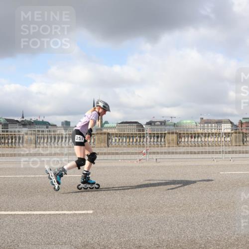 29.06.2025 - hella hamburg halbmarathon Lena Gebhardt http://msf.ph/oto/8292790 29.06.2025 09:05:50 Lombardsbrücke  meine-sportfotos.de