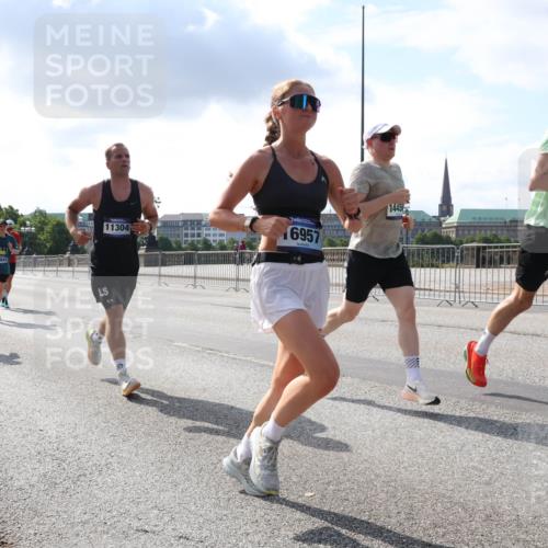 29.06.2025 - hella hamburg halbmarathon Lena Gebhardt http://msf.ph/oto/8292792 29.06.2025 09:46:32 Lombardsbrücke 16811, 4944, 11304, 16957, 1445, 116, 1344, 1889, 2243, 2525, 3809, 3843, 3955, 4477, 4944, 5042, 5048, 5152, 6169, 6495, 6683, 7055, 7534, 7628, 7845, 7901, 8312, 8784, 8864, 8956, 9345, 10298, 10453, 10865, 10927, 10929, 11199, 11230, 11282, 11304, 11661, 11833, 12447, 12899, 12987, 13252, 13493, 13494, 13617, 13961, 14276, 14293, 14310, 15115, 15391, 15689, 15902, 16065, 16140, 16243, 16507, 16580, 16811, 16931, 16957, 17213, 17768 meine-sportfotos.de