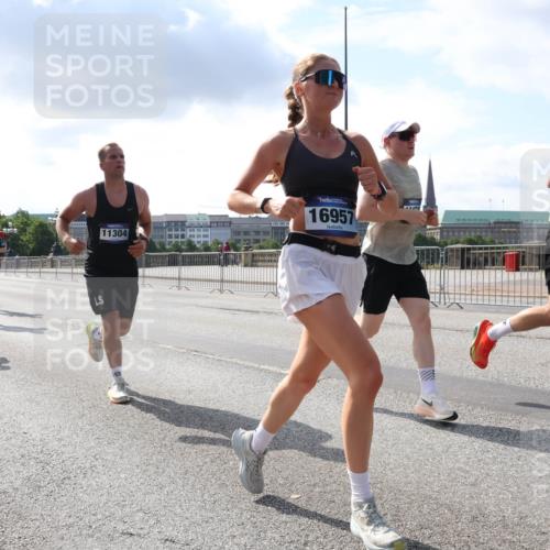 29.06.2025 - hella hamburg halbmarathon Lena Gebhardt http://msf.ph/oto/8292839 29.06.2025 09:46:33 Lombardsbrücke 7626, 6811, 4944, 11304, 16957, 1344, 1889, 2243, 2525, 3809, 3843, 3955, 4477, 4944, 5042, 5048, 5152, 6169, 6683, 7055, 7466, 7534, 7628, 7845, 7901, 8312, 8784, 8864, 8956, 9345, 10298, 10453, 10477, 10865, 10927, 10929, 11230, 11282, 11304, 11661, 11833, 12447, 12899, 12987, 13199, 13252, 13493, 13494, 13617, 13961, 14276, 14293, 14310, 15115, 15391, 15689, 15902, 16065, 16140, 16243, 16507, 16580, 16811, 16931, 16957, 17213, 17768 meine-sportfotos.de
