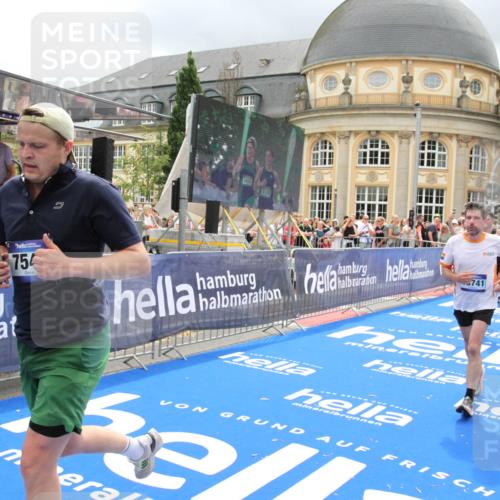 29.06.2025 - hella hamburg halbmarathon Michael Strokosch http://msf.ph/oto/8292853 29.06.2025 10:56:24 Ziel 3048, 4029, 5672, 7547, 7742, 9622, 9903, 11231, 11309, 12348, 15300, 15818, 16375, 18117, 18495, 18652, 18741, 19152 meine-sportfotos.de