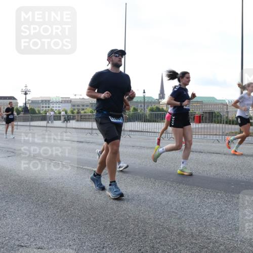 29.06.2025 - hella hamburg halbmarathon Lena Gebhardt http://msf.ph/oto/8292854 29.06.2025 09:58:56 Lombardsbrücke 8467, 1285, 1410, 1485, 1506, 1715, 1719, 1727, 1946, 1951, 1972, 2029, 2518, 2741, 2840, 2883, 2907, 2911, 3037, 3097, 3334, 3715, 3819, 3952, 4120, 4152, 4167, 4839, 5077, 5084, 5259, 5378, 5391, 5420, 5894, 6294, 6390, 6399, 6592, 6629, 6657, 6759, 6877, 7033, 7082, 7232, 7369, 7716, 7732, 7864, 8068, 8322, 8393, 8639, 8721, 8772, 8798, 9655, 9727, 9770, 9884, 10266, 10488 meine-sportfotos.de