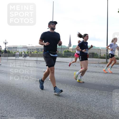 29.06.2025 - hella hamburg halbmarathon Lena Gebhardt http://msf.ph/oto/8292891 29.06.2025 09:58:56 Lombardsbrücke 18467, 972, 1285, 1410, 1485, 1506, 1715, 1719, 1727, 1946, 1951, 1972, 2029, 2518, 2741, 2840, 2883, 2907, 2911, 3037, 3097, 3334, 3715, 3819, 3952, 4120, 4152, 4167, 4839, 5077, 5084, 5259, 5378, 5391, 5420, 5894, 6294, 6390, 6399, 6592, 6629, 6657, 6759, 6877, 7033, 7082, 7232, 7369, 7716, 7732, 7864, 8068, 8322, 8393, 8639, 8721, 8772, 8798, 9655, 9727, 9770, 9884, 10266, 10488 meine-sportfotos.de