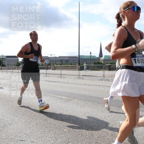 29.06.2025 - hella hamburg halbmarathon Lena Gebhardt http://msf.ph/oto/8292908 29.06.2025 09:46:33 Lombardsbrücke 16811, 4944, 304, 1695, 1344, 1889, 2243, 2525, 3809, 3843, 3955, 4477, 4944, 5042, 5048, 5152, 6169, 6683, 7055, 7466, 7534, 7628, 7845, 7901, 8312, 8784, 8864, 8956, 9345, 10298, 10453, 10477, 10865, 10927, 10929, 11230, 11282, 11304, 11661, 11833, 12447, 12899, 12987, 13199, 13252, 13493, 13494, 13617, 13961, 14276, 14293, 14310, 15115, 15391, 15689, 15902, 16065, 16140, 16243, 16507, 16580, 16811, 16931, 16957, 17213, 17768 meine-sportfotos.de