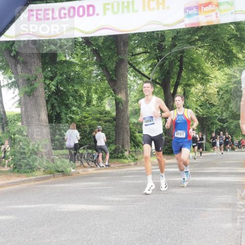 29.06.2025 - hella hamburg halbmarathon KatJ http://msf.ph/oto/8292929 29.06.2025 10:13:12 Zwischen KM18-KM19 4128 meine-sportfotos.de