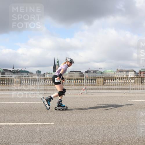 29.06.2025 - hella hamburg halbmarathon Lena Gebhardt http://msf.ph/oto/8292937 29.06.2025 09:05:50 Lombardsbrücke  meine-sportfotos.de