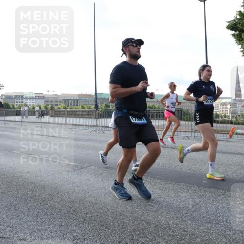 29.06.2025 - hella hamburg halbmarathon Lena Gebhardt http://msf.ph/oto/8292978 29.06.2025 09:58:56 Lombardsbrücke 18467, 6621, 9727, 1285, 1410, 1485, 1506, 1715, 1719, 1727, 1946, 1951, 1972, 2029, 2518, 2741, 2840, 2883, 2907, 2911, 3037, 3097, 3334, 3715, 3819, 3952, 4120, 4152, 4167, 4839, 5077, 5084, 5259, 5378, 5391, 5420, 5894, 6294, 6390, 6399, 6592, 6629, 6657, 6759, 6877, 7033, 7082, 7232, 7369, 7716, 7732, 7864, 8068, 8322, 8393, 8639, 8721, 8772, 8798, 9655, 9727, 9770, 9884, 10266, 10488 meine-sportfotos.de