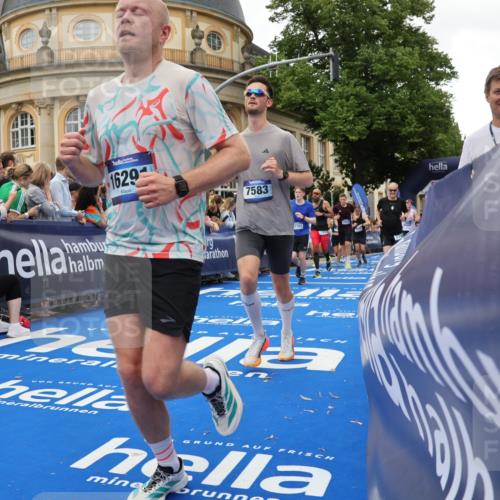 29.06.2025 - hella hamburg halbmarathon Strokosch-Dieckow http://msf.ph/oto/8292981 29.06.2025 10:50:41 Ziel 1399, 1750, 2234, 2788, 4346, 5115, 6662, 6712, 7134, 7583, 7786, 7952, 8657, 9057, 11356, 13701, 13808, 13875, 15426, 15519, 15720, 16291, 17129, 17908, 18006, 18229, 18370, 18413, 18820 meine-sportfotos.de