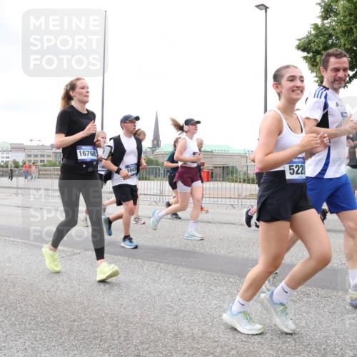 29.06.2025 - hella hamburg halbmarathon Lena Gebhardt http://msf.ph/oto/8293035 29.06.2025 10:55:56 Lombardsbrücke 18907, 16768, 196, 1043, 522, 1616, 1738, 1873, 1909, 2095, 2793, 3101, 3244, 3268, 4265, 4354, 4470, 4473, 4836, 4896, 5220, 5222, 5306, 5487, 5575, 5580, 5994, 6055, 6056, 6113, 6257, 6494, 6594, 6968, 7025, 7028, 7516, 7548, 7616, 7969, 8005, 8110, 8305, 8527, 8532, 8533, 8626, 8648, 9435, 9548, 9606, 9614, 9618, 9838, 9857, 9858, 9861, 9865, 9956, 10094, 10436, 10438, 10449, 10559, 10593, 10640, 10987, 11903, 11962, 11963, 12695, 12902 meine-sportfotos.de