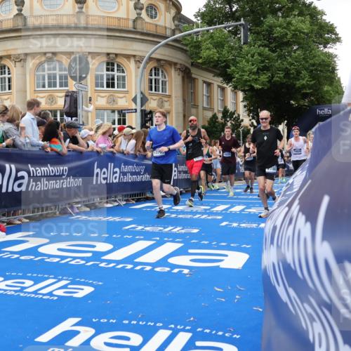 29.06.2025 - hella hamburg halbmarathon Strokosch-Dieckow http://msf.ph/oto/8293054 29.06.2025 10:50:42 Ziel 1399, 2234, 2788, 4346, 5115, 6662, 6712, 7134, 7583, 7786, 7952, 8657, 9057, 10750, 11356, 13701, 13808, 13875, 15426, 15519, 15720, 16291, 17129, 17908, 18182, 18229, 18370, 18413, 18820 meine-sportfotos.de