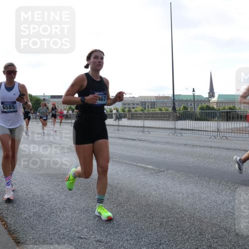 29.06.2025 - hella hamburg halbmarathon Lena Gebhardt http://msf.ph/oto/8293105 29.06.2025 09:58:56 Lombardsbrücke 6585, 467, 8721, 1285, 1410, 1485, 1506, 1715, 1719, 1727, 1946, 1951, 1972, 2029, 2518, 2741, 2840, 2883, 2907, 2911, 3037, 3097, 3334, 3715, 3819, 3952, 4120, 4152, 4167, 4839, 5077, 5084, 5259, 5378, 5391, 5420, 5894, 6294, 6390, 6399, 6592, 6629, 6657, 6759, 6877, 7033, 7082, 7232, 7369, 7716, 7732, 7864, 8068, 8322, 8393, 8639, 8721, 8772, 8798, 9655, 9727, 9770, 9884, 10266, 10488 meine-sportfotos.de