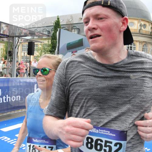 29.06.2025 - hella hamburg halbmarathon Michael Strokosch http://msf.ph/oto/8293170 29.06.2025 10:56:26 Ziel 3048, 4029, 5672, 7547, 7742, 8863, 9622, 10665, 11231, 11309, 15300, 15818, 16375, 18117, 18495, 18652, 18741 meine-sportfotos.de
