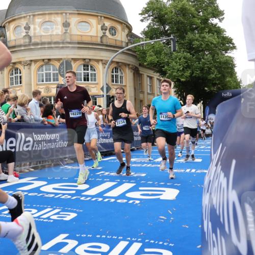 29.06.2025 - hella hamburg halbmarathon Strokosch-Dieckow http://msf.ph/oto/8293215 29.06.2025 10:50:45 Ziel 1466, 2234, 2788, 3947, 4839, 5018, 5115, 6712, 7052, 7134, 7583, 7952, 8205, 8657, 10750, 11356, 13701, 15395, 15426, 15720, 16291, 17129, 17908, 18182, 18229, 18370, 18413, 18820 meine-sportfotos.de