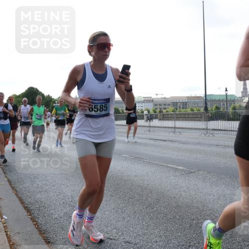 29.06.2025 - hella hamburg halbmarathon Lena Gebhardt http://msf.ph/oto/8293264 29.06.2025 09:58:57 Lombardsbrücke 61, 148, 19152, 6585, 1285, 1410, 1485, 1506, 1715, 1719, 1727, 1946, 1951, 1972, 2029, 2518, 2741, 2840, 2883, 2907, 2911, 3037, 3097, 3334, 3715, 3819, 3952, 4120, 4152, 4167, 4839, 5077, 5084, 5259, 5378, 5391, 5420, 5894, 6294, 6390, 6399, 6592, 6629, 6657, 6759, 6877, 7033, 7082, 7232, 7369, 7716, 7732, 7864, 8068, 8322, 8393, 8639, 8721, 8772, 8798, 9655, 9727, 9770, 9884, 10266, 10488 meine-sportfotos.de