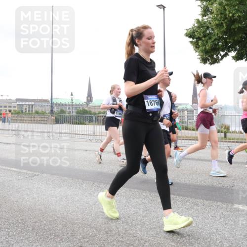 29.06.2025 - hella hamburg halbmarathon Lena Gebhardt http://msf.ph/oto/8293268 29.06.2025 10:55:56 Lombardsbrücke 18907, 96, 11962, 16768, 043, 1616, 1738, 1873, 1909, 2095, 2793, 3101, 3244, 3268, 4265, 4354, 4470, 4473, 4836, 4896, 5220, 5222, 5306, 5487, 5575, 5580, 5994, 6055, 6056, 6113, 6257, 6494, 6594, 6968, 7025, 7028, 7516, 7548, 7616, 7969, 8005, 8110, 8305, 8527, 8532, 8533, 8626, 8648, 9435, 9548, 9606, 9614, 9618, 9838, 9857, 9858, 9861, 9865, 9956, 10094, 10436, 10438, 10449, 10559, 10593, 10640, 10987, 11903, 11962, 11963, 12695, 12902 meine-sportfotos.de
